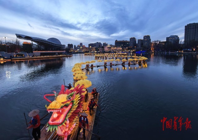 广西阳朔“金龙”游到北京亮马河 